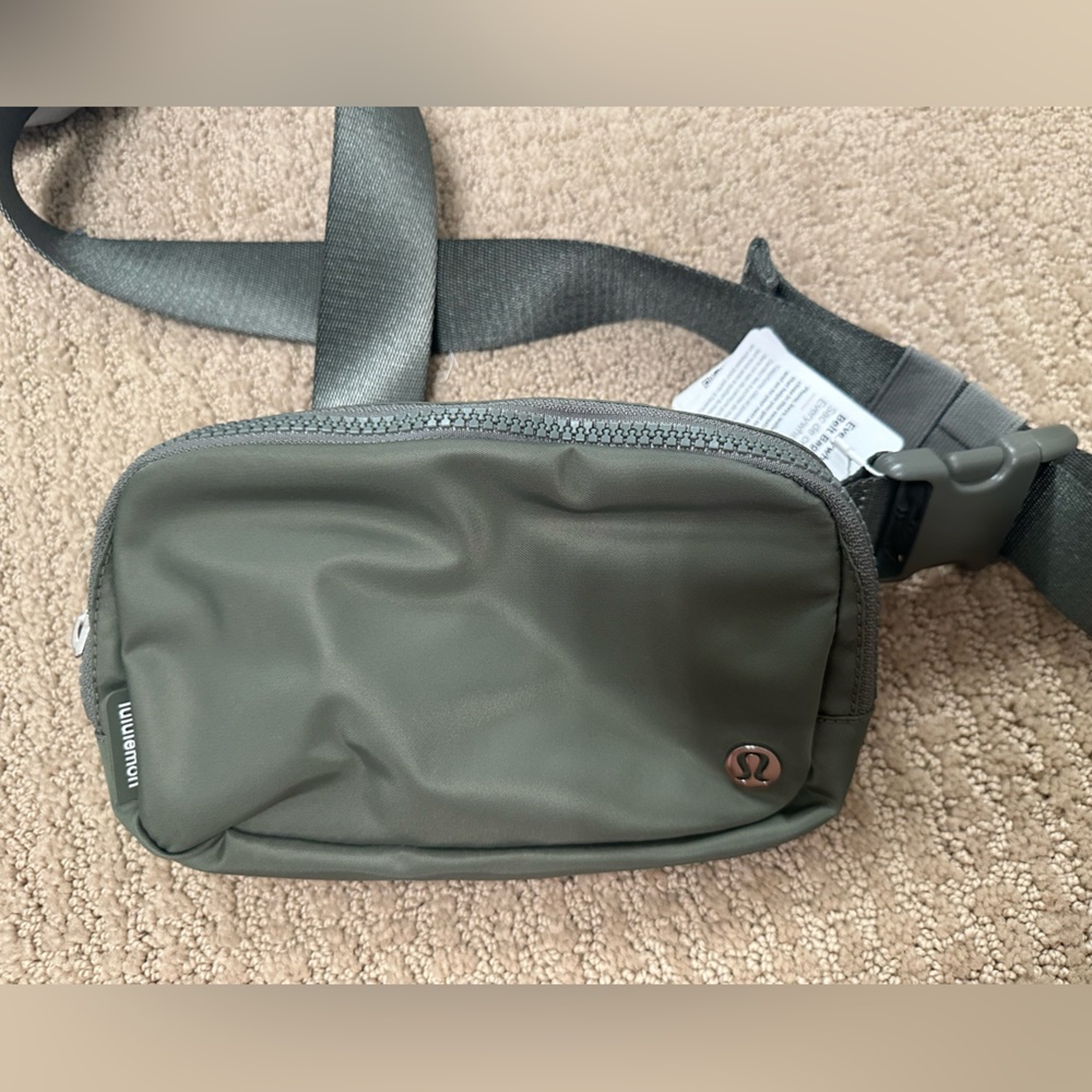 Lululemon everywhere bag 1L in green